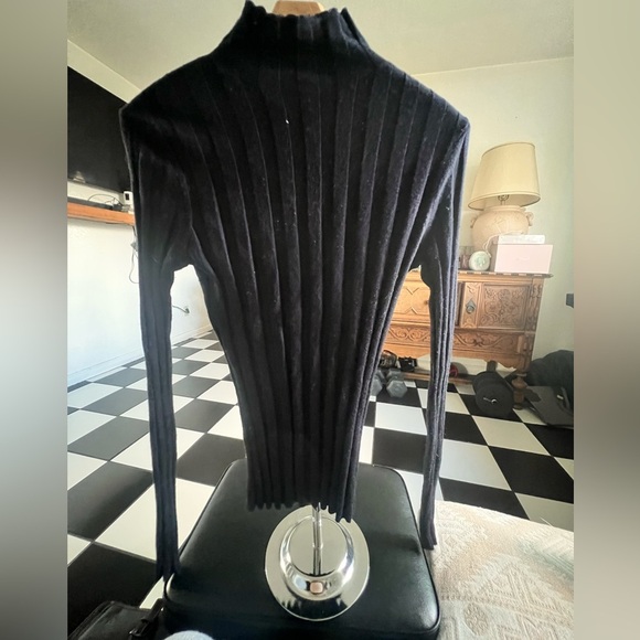 St. John Tuttle neck - Picture 1 of 5